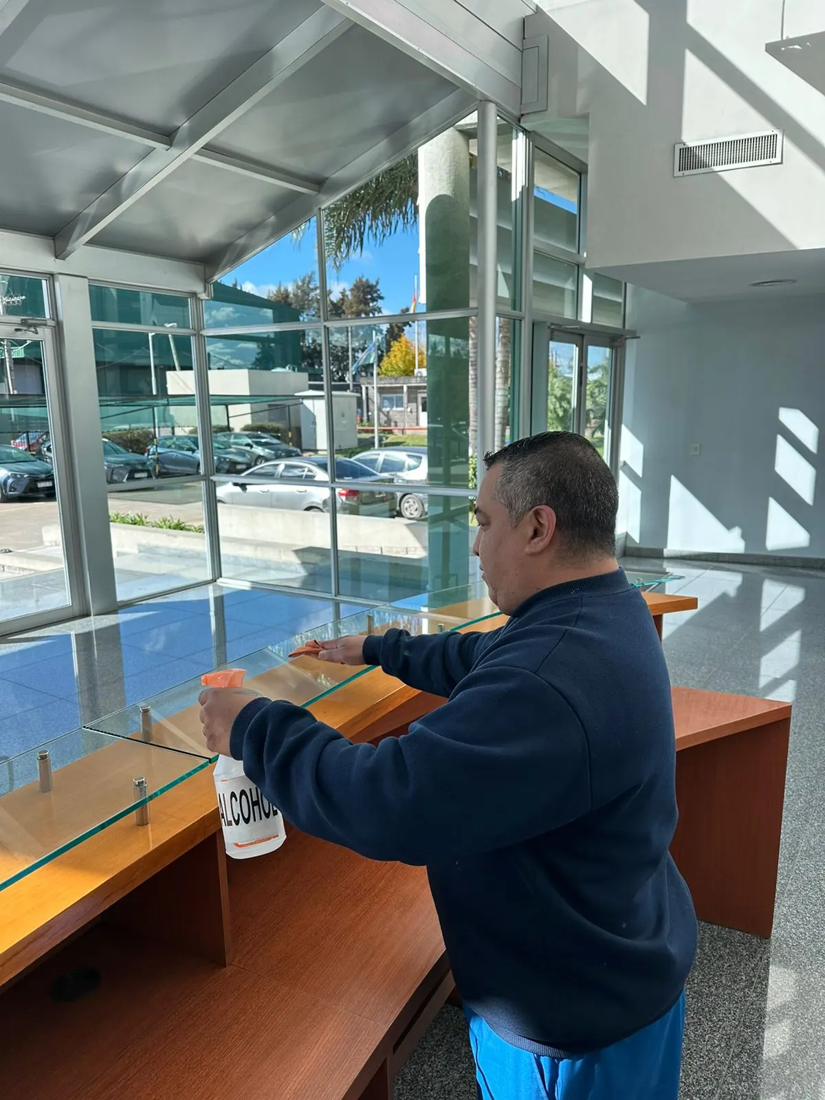 Limpieza de hall de edificio corporativo